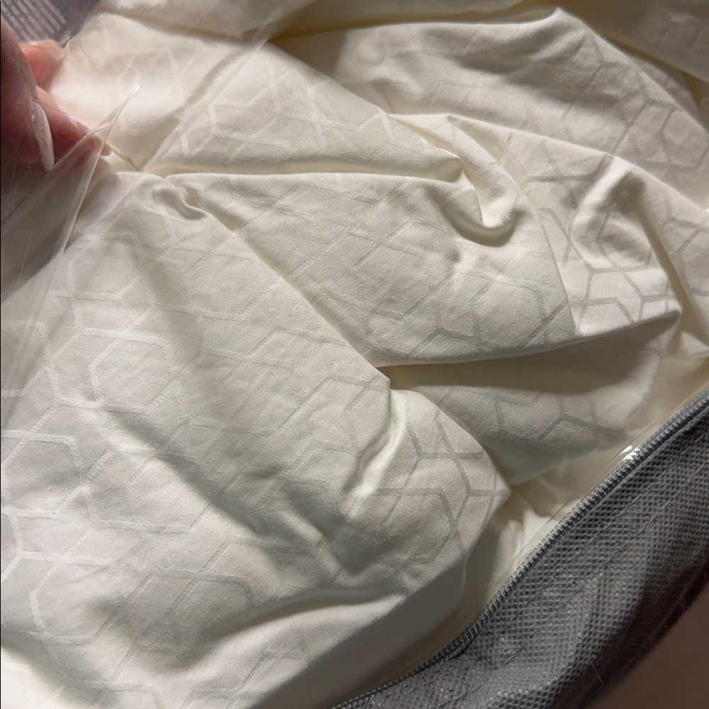 Hotel Collection
Primaloft Hi Loft Down Alternative Comforter. King - Picture 4 of 4